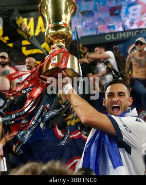 Rome, Italie. 14 mai 2025. ROME, ITALIE - 14 MAI : Charalampos Lykogiannis du Bologna FC célèbre avoir remporté le match contre l'AC Milan avec le trophée Coppa Italia lors de la finale de la Coppa Italia entre l'AC Milan et Bologne au Stadio Olimpico le 14 mai 2025 à Rome, Italie. (Photo de MB Media) crédit : MB Media solutions/Alamy Live News Banque D'Images