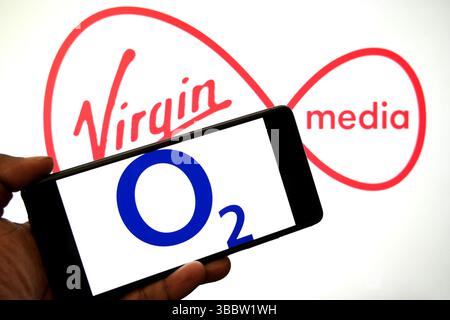Inde. 16 mai 2025. Dans cette illustration photo, un logo O2 est affiché sur un smartphone avec un logo Virgin Media en arrière-plan. Crédit : SOPA images Limited/Alamy Live News Banque D'Images