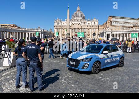 Vatican - Messe inaugurale du Pape Léon XIV des policiers italiens sécurisent la place Saint-Pierre à la veille de la Messe inaugurale du Pape Léon XIV, au Vatican, État de la Cité du Vatican, le 17 mai 2025. Le Jubilé ordinaire ou année Sainte a lieu tous les 25 ans. Il vise à renforcer la foi, à se repentir des péchés et à promouvoir les œuvres de solidarité et de pèlerinage. Plus de 30 millions de visiteurs sont attendus à Rome pour le Jubilé de 2025. Cité du Vatican État de la Cité du Vatican Saint-Siège Copyright : xMatrixxImagesx/xAndrexPainx Banque D'Images