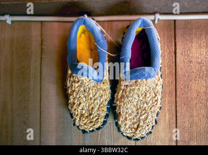 Chaussures rétro bast accrochées au mur Banque D'Images