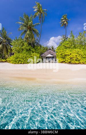 Superbe station balnéaire tropicale avec chaises et parasol sous les palmiers, papier peint vertical de la côte pittoresque destination vacances d'été vue sur le paradis Banque D'Images