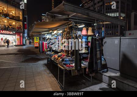 Stand de marché dans le quartier commerçant et de vie nocturne de Myeongdong dans le centre-ville de Séoul, capitale de la Corée du Sud, le 25 janvier 2022 Banque D'Images