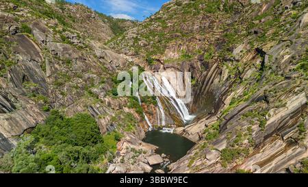 Vue aérienne de la belle cascade Ezaro à Carnota, Galice, nord de l'Espagne Banque D'Images