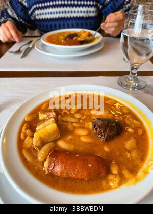 Manger fabada asturiana. Asturies, Espagne. Banque D'Images