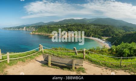 Pittoresque banc en bois sur les falaises abruptes avec une vue sur la belle côte de la mer dans les Asturies, Espagne Banque D'Images