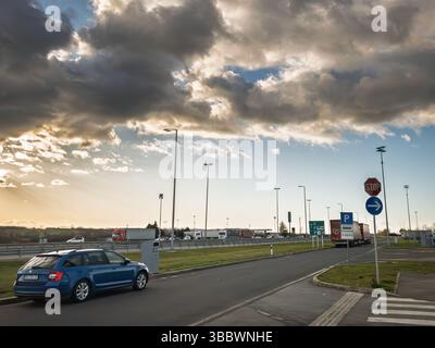 ZAGREB, CROATIE - 16 DÉCEMBRE 2024 : aire de repos sur l'autoroute A1 de croatie près de Zagreb. Panneau d'arrêt, panneau de stationnement, camions et une voiture bleue à côté de la double voiture Banque D'Images