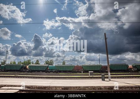 Une ligne de wagons-trémies verts et rouille chargés de grain russe se trouve sur les voies de triage en dessous soulignent le corridor de fret Baltique, à partir de la russie, o Banque D'Images