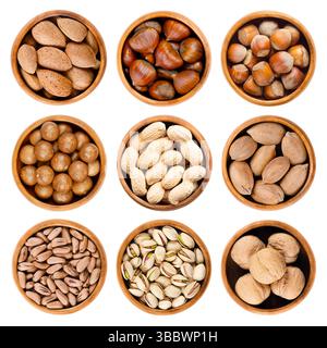 Noix non décortiquées dans des bols en bois. Amandes, châtaignes douces, noisettes, macadamias, arachides, et les noix de pécan, les pignons, les pistaches et les noix. Banque D'Images