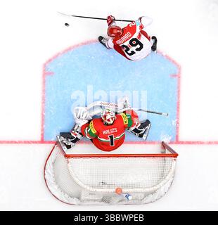 Herning, Danemark. 16 mai 2025. Mikkel Aagaard, Danemark, Bence Balizs, Hongrie en action dans le match de hockey sur glace entre le Danemark et la Hongrie lors du Championnat mondial de hockey sur glace 2025 de l’IIHF à Jyske Bank Boxen, Herning, Danemark. (Crédit image : © Lars Moeller via ZUMA Press) USAGE ÉDITORIAL SEULEMENT ! Non destiné à UN USAGE commercial ! Crédit : ZUMA Press, Inc/Alamy Live News Banque D'Images