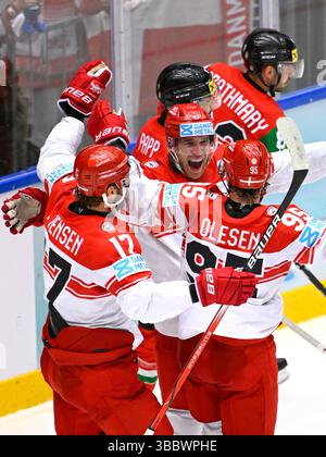 Herning, Danemark. 16 mai 2025. Patrick Russel, Danemark, Nicklas Jensen, Danemark, Nick Olesen, le Danemark en action dans le match de hockey sur glace entre le Danemark et la Hongrie lors du Championnat mondial de hockey sur glace 2025 de l’IIHF à Jyske Bank Boxen, Herning, Danemark. (Crédit image : © Lars Moeller via ZUMA Press) USAGE ÉDITORIAL SEULEMENT ! Non destiné à UN USAGE commercial ! Crédit : ZUMA Press, Inc/Alamy Live News Banque D'Images