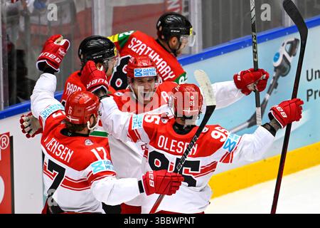 Herning, Danemark. 16 mai 2025. Patrick Russel, Danemark, Nicklas Jensen, Danemark, Nick Olesen, le Danemark en action dans le match de hockey sur glace entre le Danemark et la Hongrie lors du Championnat mondial de hockey sur glace 2025 de l’IIHF à Jyske Bank Boxen, Herning, Danemark. (Crédit image : © Lars Moeller via ZUMA Press) USAGE ÉDITORIAL SEULEMENT ! Non destiné à UN USAGE commercial ! Crédit : ZUMA Press, Inc/Alamy Live News Banque D'Images