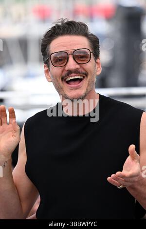Cannes, France. 17 mai 2025. Pedro Pascal présent au photocall d’Eddington, dans le cadre du 78ème Festival de Cannes, Palais des Festival. Crédit : Doug Peters/EMPICS/Alamy Live News Banque D'Images
