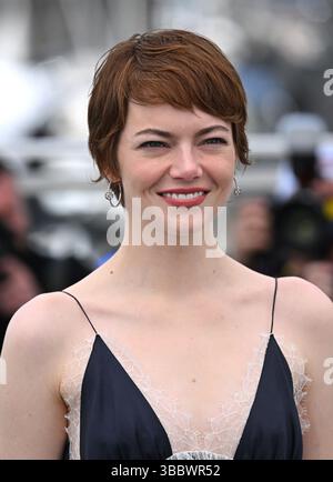 Cannes, France. 17 mai 2025. Emma Stone assiste au photocall d’Eddington, dans le cadre du 78ème Festival de Cannes, Palais des Festival. Crédit : Doug Peters/EMPICS/Alamy Live News Banque D'Images