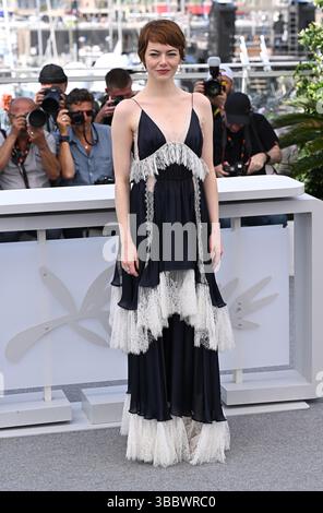 Cannes, France. 17 mai 2025. Emma Stone assiste au photocall d’Eddington, dans le cadre du 78ème Festival de Cannes, Palais des Festival. Crédit : Doug Peters/EMPICS/Alamy Live News Banque D'Images