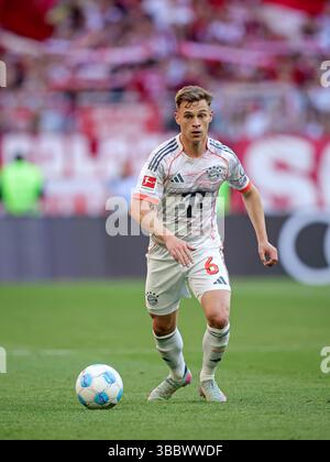 MUNICH, ALLEMAGNE - 10 MAI : Joshua Kimmich du FC Bayern Muenchen court avec le ballon lors du match de Bundesliga entre le FC Bayern München et le Borussia Mönchengladbach à l'Allianz Arena le 10 mai 2025 à Munich, en Allemagne. © diebilderwelt / Alamy Stock Banque D'Images