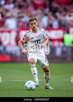 MUNICH, ALLEMAGNE - 10 MAI : Joshua Kimmich du FC Bayern Muenchen court avec le ballon lors du match de Bundesliga entre le FC Bayern München et le Borussia Mönchengladbach à l'Allianz Arena le 10 mai 2025 à Munich, en Allemagne. © diebilderwelt / Alamy Stock Banque D'Images