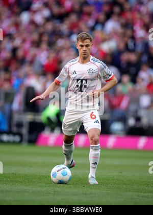 MUNICH, ALLEMAGNE - 10 MAI : Joshua Kimmich du FC Bayern Muenchen court avec le ballon lors du match de Bundesliga entre le FC Bayern München et le Borussia Mönchengladbach à l'Allianz Arena le 10 mai 2025 à Munich, en Allemagne. © diebilderwelt / Alamy Stock Banque D'Images