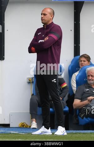 Heverlee, Belgique. 17 mai 2025. L'entraîneur-chef d'Anderlecht, Farid Goreishvand, photographié lors d'un match de football entre Oud-Heverlee Leuven et RSCA Women, samedi 17 mai 2025 à Heverlee, le jour 6 (sur 6) des play-offs de la première division féminine de la Super League 2024-2025 du championnat belge. BELGA PHOTO JILL DELSAUX crédit : Belga News Agency/Alamy Live News Banque D'Images