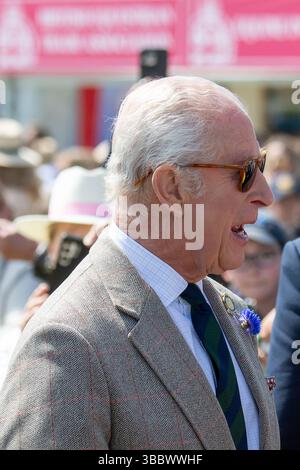 Windsor, Berkshire, Royaume-Uni. 17 mai 2025. Le roi Charles III sourit alors qu'il discutait avec les invités et les membres du public aujourd'hui alors qu'il visitait le Royal Windsor Horse Show qui se déroule dans le domaine privé du château de Windsor dans le Berkshire. Crédit : Maureen McLean/Alamy Live News Banque D'Images