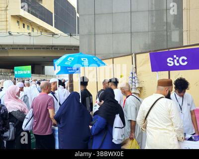 La Mecque, Arabie Saoudite, 22 juin 2024 : différentes entreprises de télécommunications qui offrent aux pèlerins des numéros de téléphone mobiles de cartes SIM près de la grande mosquée sacrée de Makka Banque D'Images