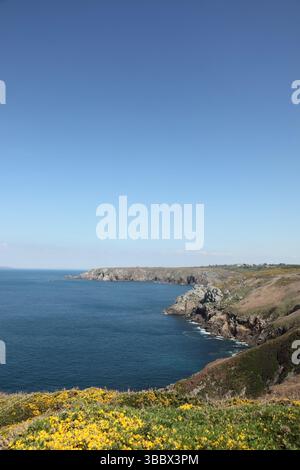 Côte rocheuse à la pointe de Castelmeur, Cléden-Cap-Sizun Bretagne, France. Banque D'Images