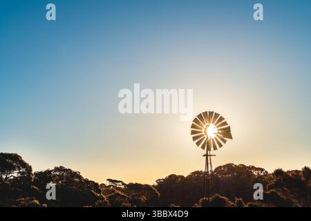 Vieux moulin à vent avec le soleil briller à travers une chaude journée près de Marion Bay, Yorke Peninsula, Australie méridionale Banque D'Images