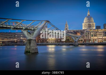 Photo du pont du Millenium à l'heure bleue. Londres, Royaume-Uni. Prise le 20 avril 2025. Banque D'Images