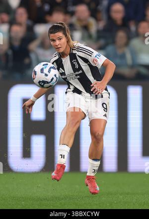 Turin, Italie. 10 mai 2025. Sofia Cantore de la Juventus lors du match Juventus Women vs Inter Femminile Serie A Femminile au stade Allianz de Turin. Le crédit photo devrait se lire : Jonathan Moscrop/Sportimage crédit : Sportimage Ltd/Alamy Live News Banque D'Images