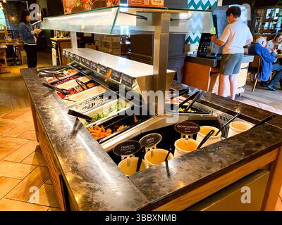 Un bar à salades en libre-service dans un restaurant Harvester au Royaume-Uni Banque D'Images