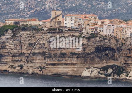 20 avril 2025, France, Bonifacio : vue de la ville de Bonifacio sur l'île de Corse (France) le 20.04.2025. Vous pouvez voir la vieille ville médiévale (ville haute) sur un promontoire de calcaire et de grès, qui descend verticalement vers la mer en grandes parties, et le soi-disant escalier du roi d'Aragon. Bonifacio (Corse Bunifaziu ; Ligurian Bunifazziu ou Bonifacio) est une ville portuaire située dans le sud de l'île méditerranéenne française de Corse (Corse, Corse) dans le département de Corse-du-Sud. Située sur un plateau rocheux ressemblant à une péninsule, la vieille ville est l'une des plus importantes de l'île Banque D'Images