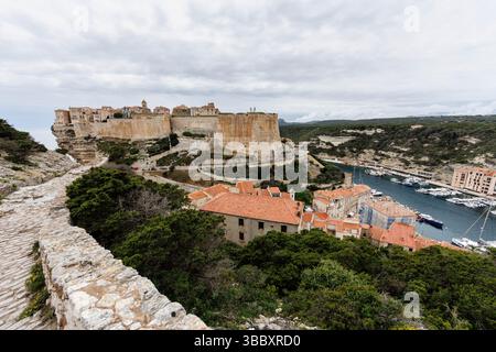 20 avril 2025, France, Bonifacio : vue de la ville de Bonifacio sur l'île de Corse (France) le 20.04.2025. Vous pouvez voir la vieille ville médiévale (ville haute (ville haute)) sur un promontoire de calcaire et de grès, qui est incliné verticalement vers la mer en grandes parties, ainsi que le port et la ville basse de Bonifacio dans la baie en forme de fjord Calanque de Fazio. Bonifacio (Corse Bunifaziu ; Ligurian Bunifazziu ou Bonifacio) est une ville portuaire située dans le sud de l'île méditerranéenne française de Corse (Corse, Corse) dans le département de Corse-du-Sud. Situé sur un plateau rocheux en forme de péninsule, l'ancien Banque D'Images