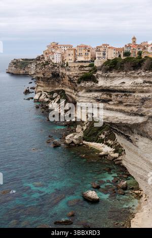 20 avril 2025, France, Bonifacio : vue de la ville de Bonifacio sur l'île de Corse (France) le 20.04.2025. La vieille ville médiévale (ville haute (ville haute)) peut être vue sur un promontoire de calcaire et de grès, qui dans de grandes parties descend verticalement vers la mer. Bonifacio (Corse Bunifaziu ; Ligurian Bunifazziu ou Bonifacio) est une ville portuaire située dans le sud de l'île méditerranéenne française de Corse (Corse, Corse) dans le département de Corse-du-Sud. Située sur un plateau rocheux semblable à une péninsule, la vieille ville est l'un des sites et monuments les plus impressionnants de l'île. Photo : Matthias B. Banque D'Images