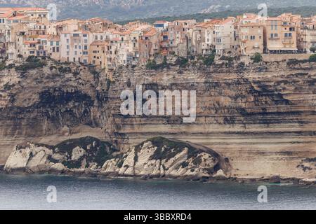 20 avril 2025, France, Bonifacio : vue de la ville de Bonifacio sur l'île de Corse (France) le 20.04.2025. La vieille ville médiévale (ville haute (ville haute)) peut être vue sur un promontoire de calcaire et de grès, qui dans de grandes parties descend verticalement vers la mer. Bonifacio (Corse Bunifaziu ; Ligurian Bunifazziu ou Bonifacio) est une ville portuaire située dans le sud de l'île méditerranéenne française de Corse (Corse, Corse) dans le département de Corse-du-Sud. Située sur un plateau rocheux semblable à une péninsule, la vieille ville est l'un des sites et monuments les plus impressionnants de l'île. Photo : Matthias B. Banque D'Images