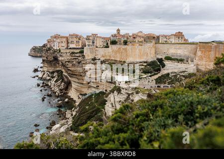 20 avril 2025, France, Bonifacio : vue de la ville de Bonifacio sur l'île de Corse (France) le 20.04.2025. La vieille ville médiévale (ville haute (ville haute)) peut être vue sur un promontoire de calcaire et de grès, qui dans de grandes parties descend verticalement vers la mer. Bonifacio (Corse Bunifaziu ; Ligurian Bunifazziu ou Bonifacio) est une ville portuaire située dans le sud de l'île méditerranéenne française de Corse (Corse, Corse) dans le département de Corse-du-Sud. Située sur un plateau rocheux semblable à une péninsule, la vieille ville est l'un des sites et monuments les plus impressionnants de l'île. Photo : Matthias B. Banque D'Images