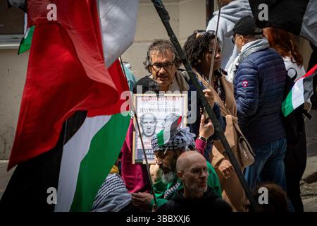 Paris, France. 17 mai 2025. Des manifestants se rassemblent dans le centre-ville pour protester contre les frappes aériennes israéliennes en cours sur Gaza. Les manifestants brandissent des drapeaux palestiniens et tiennent des pancartes appelant à la fin de la violence, dans le cadre d'un mouvement mondial exigeant un cessez-le-feu et une intervention internationale. Banque D'Images
