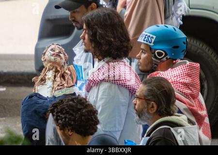 Paris, France. 17 mai 2025. Des manifestants se rassemblent dans le centre-ville pour protester contre les frappes aériennes israéliennes en cours sur Gaza. Les manifestants brandissent des drapeaux palestiniens et tiennent des pancartes appelant à la fin de la violence, dans le cadre d'un mouvement mondial exigeant un cessez-le-feu et une intervention internationale. Banque D'Images