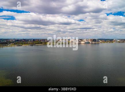 Panorama de Madison Wisconsin avec Capitole de l'État et bâtiments modernes vus depuis le lac Mendota Banque D'Images