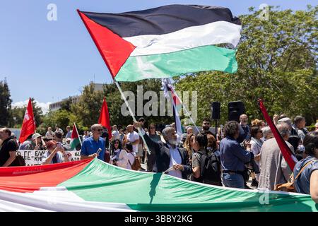 Athen, Grèce. 17 mai 2025. Palestiniens et sympathisants marchent vers l’ambassade israélienne à Athènes lors d’une manifestation pro-palestinienne pour marquer le 77e jour du souvenir de la Nakba. Le jour du souvenir de la Nakba palestinienne, le 15 mai, commémore la fuite et l'expulsion de centaines de milliers de Palestiniens pendant la première guerre du moyen-Orient en 1948 après la fondation de l'État d'Israël. Crédit : Socrates Baltagiannis/dpa/Alamy Live News Banque D'Images