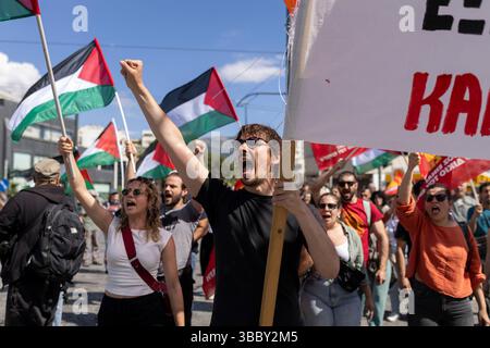 Athen, Grèce. 17 mai 2025. Palestiniens et sympathisants marchent vers l’ambassade israélienne à Athènes lors d’une manifestation pro-palestinienne pour marquer le 77e jour du souvenir de la Nakba. Le jour du souvenir de la Nakba palestinienne, le 15 mai, commémore la fuite et l'expulsion de centaines de milliers de Palestiniens pendant la première guerre du moyen-Orient en 1948 après la fondation de l'État d'Israël. Crédit : Socrates Baltagiannis/dpa/Alamy Live News Banque D'Images