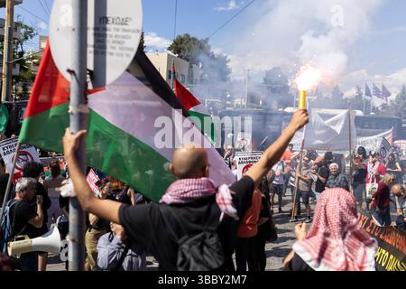 Athen, Grèce. 17 mai 2025. Palestiniens et sympathisants marchent vers l’ambassade israélienne à Athènes lors d’une manifestation pro-palestinienne pour marquer le 77e jour du souvenir de la Nakba. Le jour du souvenir de la Nakba palestinienne, le 15 mai, commémore la fuite et l'expulsion de centaines de milliers de Palestiniens pendant la première guerre du moyen-Orient en 1948 après la fondation de l'État d'Israël. Crédit : Socrates Baltagiannis/dpa/Alamy Live News Banque D'Images
