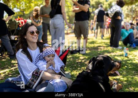 Athen, Grèce. 17 mai 2025. Palestiniens et sympathisants participent à une manifestation pro-palestinienne à Athènes pour marquer le 77e anniversaire de la Nakba. Le jour du souvenir de la Nakba palestinienne, le 15 mai, commémore la fuite et l'expulsion de centaines de milliers de Palestiniens pendant la première guerre du moyen-Orient en 1948 après la fondation de l'État d'Israël. Crédit : Socrates Baltagiannis/dpa/Alamy Live News Banque D'Images