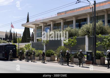 Athen, Grèce. 17 mai 2025. Des policiers accompagnent une manifestation pro-palestinienne à l’ambassade d’Israël à Athènes à l’occasion de la 77e Journée du souvenir de la Nakba. Le jour du souvenir de la Nakba palestinienne, le 15 mai, commémore la fuite et l'expulsion de centaines de milliers de Palestiniens lors de la première guerre du moyen-Orient en 1948 après la fondation de l'État d'Israël. Crédit : Socrates Baltagiannis/dpa/Alamy Live News Banque D'Images