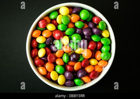 Londres, Royaume-Uni, 17 mai 2025, bol de friandises Skittles aromatisées aux fruits Banque D'Images