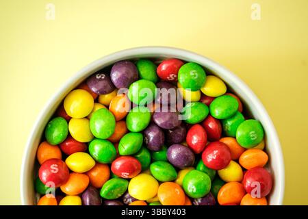Londres, Royaume-Uni, 17 mai 2025, bol de friandises Skittles aromatisées aux fruits Banque D'Images