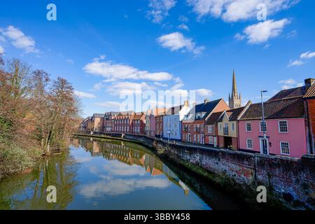 Norwich Quayside - maisons sur Norwich Quayside dans le centre-ville à côté de la rivière Wensum, la cathédrale de Norwich se dresse au loin. Norfolk Banque D'Images