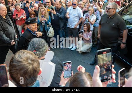Manchester, Royaume-Uni. 17 mai 2025. Nils Lofgren du groupe E Street de Bruce Springsteen salue les fans alors qu'il quitte l'hôtel flanqué par la sécurité. Hôtel de la Bourse de MANCHESTER. Photo : garyrobertsphotography crédit : GaryRobertsphotography/Alamy Live News Banque D'Images
