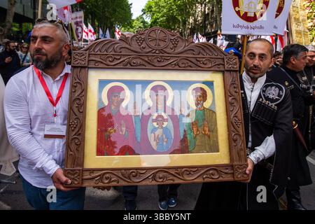 Tbilissi, Tbilissi, Géorgie. 17 mai 2025. Le 17 mai marque la Journée de la sainteté de la famille et du respect des parents, instituée par l'Église orthodoxe géorgienne en 2014 et officiellement reconnue comme jour férié à partir de 2024. Crédit : Ilya Vaga/ZUMA Press Wire/ZUMA Wire/Alamy Live News Banque D'Images