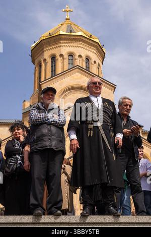 Tbilissi, Tbilissi, Géorgie. 17 mai 2025. Le 17 mai marque la Journée de la sainteté de la famille et du respect des parents, instituée par l'Église orthodoxe géorgienne en 2014 et officiellement reconnue comme jour férié à partir de 2024. Crédit : Ilya Vaga/ZUMA Press Wire/ZUMA Wire/Alamy Live News Banque D'Images