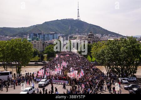 Tbilissi, Tbilissi, Géorgie. 17 mai 2025. Le 17 mai marque la Journée de la sainteté de la famille et du respect des parents, instituée par l'Église orthodoxe géorgienne en 2014 et officiellement reconnue comme jour férié à partir de 2024. Crédit : Ilya Vaga/ZUMA Press Wire/ZUMA Wire/Alamy Live News Banque D'Images