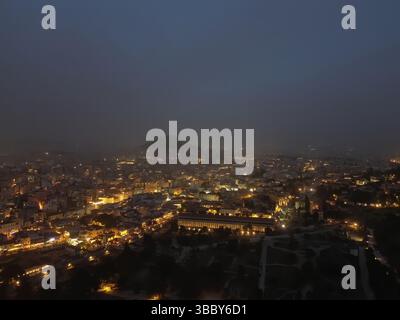 Athènes, Grèce, 16 mai 2025. Dans une vue aérienne, Athènes est vue couverte de nuages de poussière. Une épaisse couverture de poussière saharienne a balayé la capitale grecque vendredi, jetant de la brume sur la ville et suscitant des avertissements sanitaires de la part des autorités. Crédit : Dimitris Aspiotis/Alamy Banque D'Images